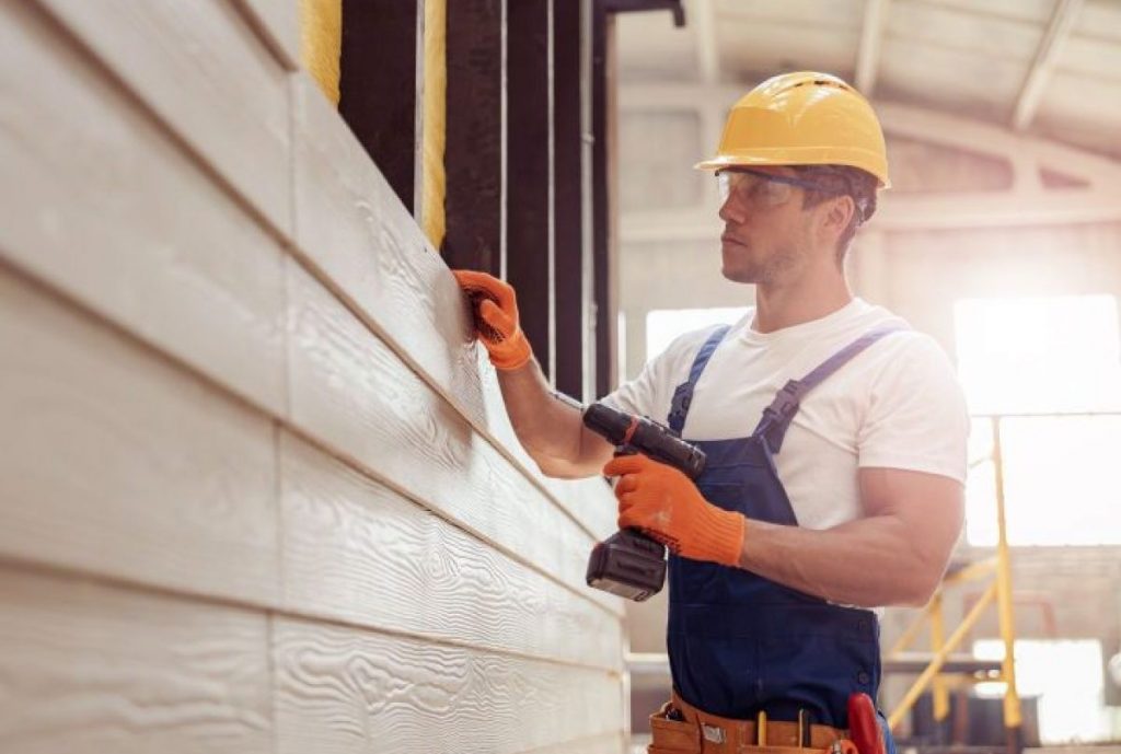 Professional installation of a vinyl siding by Simply Pro in Muskoka