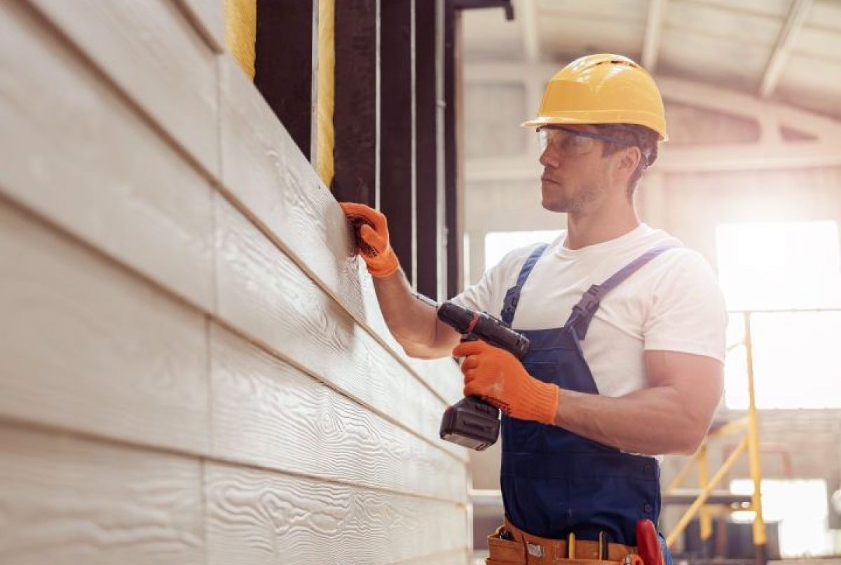 Professional installation of a vinyl siding by Simply Pro in Muskoka